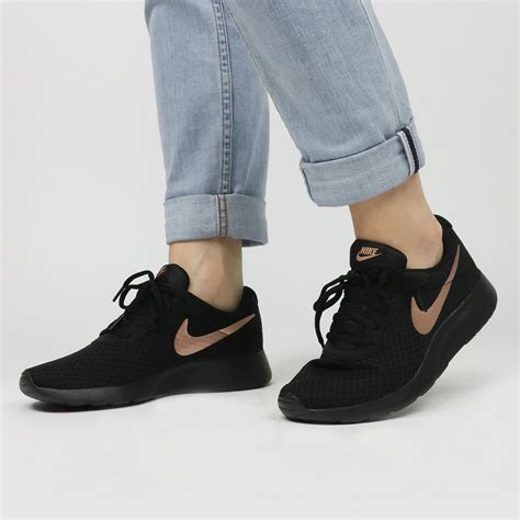 dames sneakers nike zwart|nike athletic sneakers women.